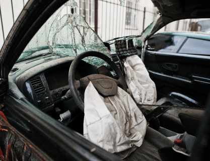 ACCIDENTES DE TRÁFICO EN ESPAÑA EN 2024 3 coche tras accidente interior de coche con airbag tras accidente min