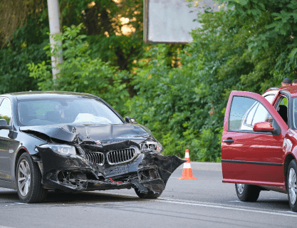 ACCIDENTES DE TRÁFICO EN ESPAÑA EN 2024 2 danado en vehiculos pesados de accidentes automovilisticos despues de una colision en el lugar del accidente en las calles de la ciudad concepto de se min